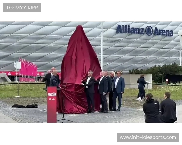 雕像揭幕致敬传奇球员 彰显球队历史与荣誉传承 雕像揭幕致敬传奇球员 彰显球队历史与荣誉传承