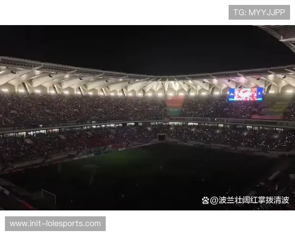 终场哨响：老将挥手告别赛场，台下粉丝高举应援物致敬传奇生涯